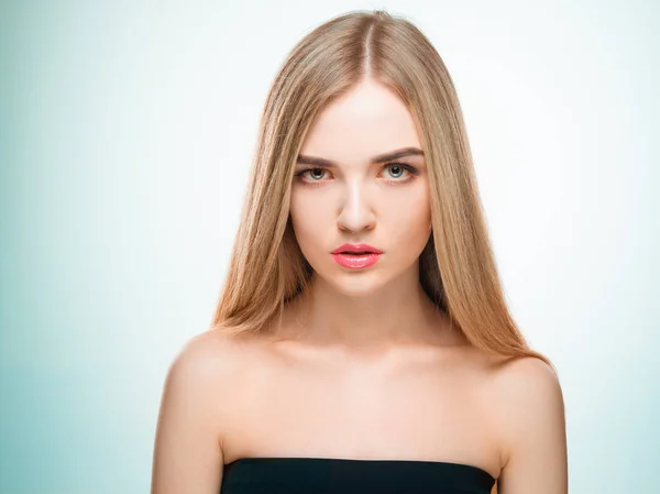 Menina loira bonita. Cabelo longo saudável — Fotografia de Stock