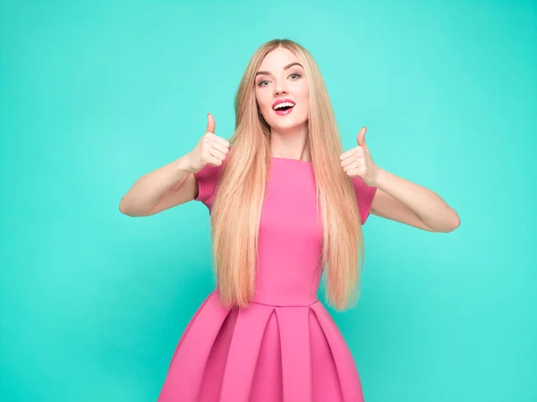 A gyönyörű fiatal nő, rózsaszín mini ruha jelentő stúdió — Stock Fotó