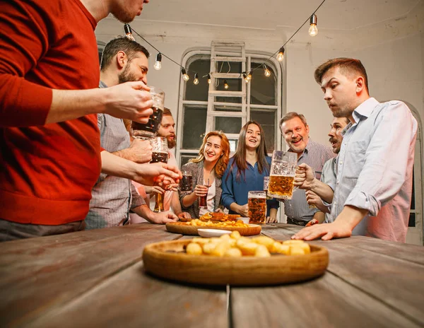 Grupp vänner njuter av kvällen drycker med öl — Stockfoto