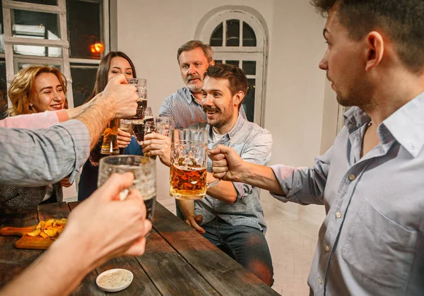 Grupp vänner njuter av kvällen drycker med öl — Stockfoto