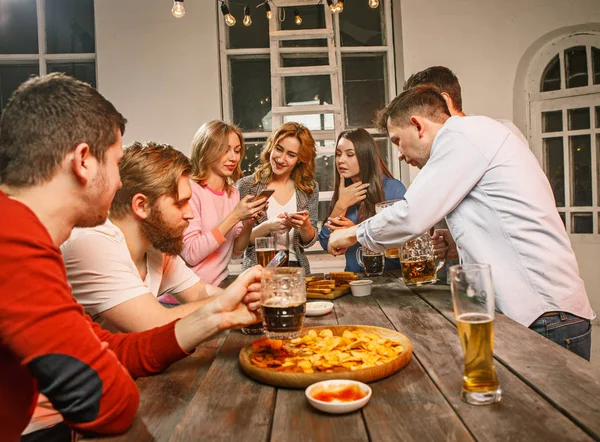 Groep vrienden genieten van de avond drankjes met bier — Stockfoto