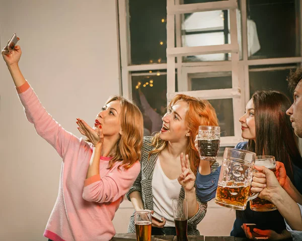 Группа друзей девушки делают селфи фото — стоковое фото