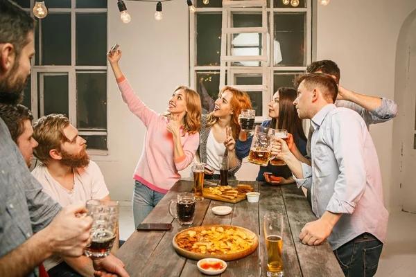 Группа друзей, наслаждающихся вечерними напитками с пивом — стоковое фото