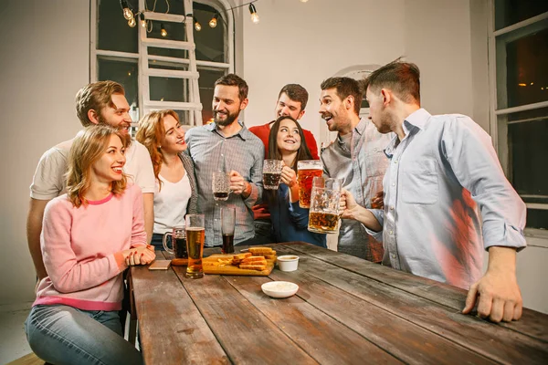 Grupo de amigos desfrutando de bebidas noturnas com cerveja — Fotografia de Stock