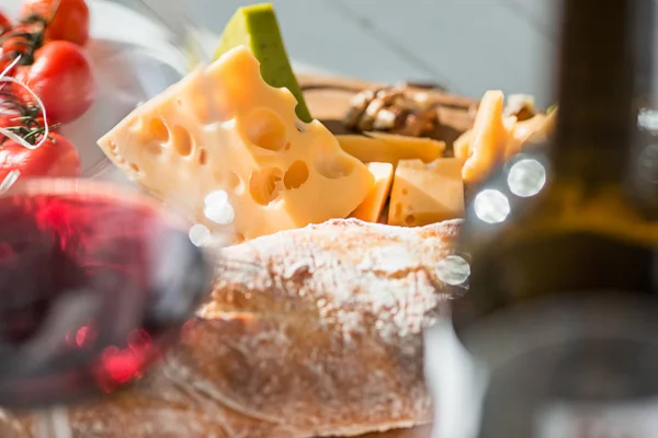Bor, a baguette és a sajt, a fából készült háttér — Stock Fotó