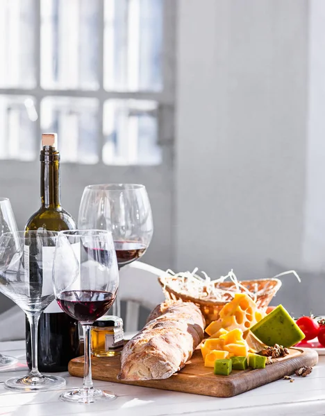 Wino, bagietki i ser na podłoże drewniane — Zdjęcie stockowe