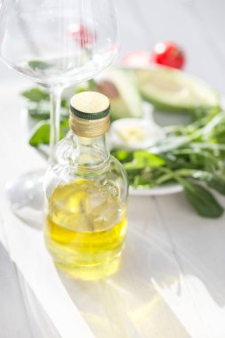 Baget ve ahşap zemin üzerine peynir