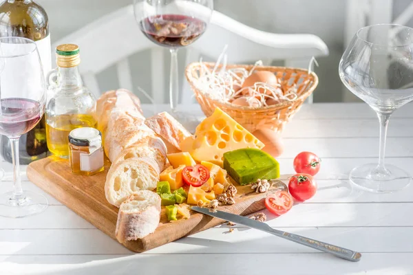 Wino, bagietki i ser na podłoże drewniane — Zdjęcie stockowe