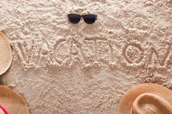 Vacaciones escritas en una playa tropical de arena — Foto de Stock