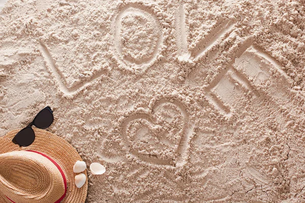 Amore scritto in una spiaggia tropicale sabbiosa — Foto Stock