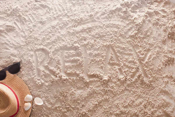 Relajarse escrito en una playa tropical de arena — Foto de Stock