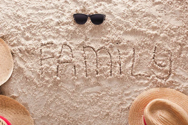 Familia en una playa tropical de arena — Foto de Stock