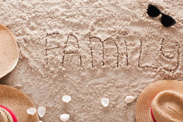 Familia en una playa tropical de arena — Foto de Stock