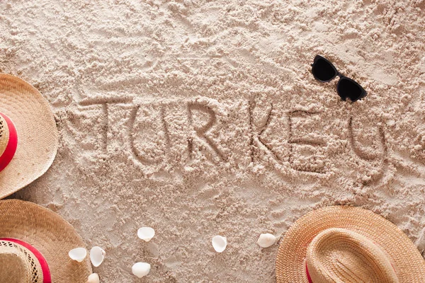 Turquía en una playa tropical de arena — Foto de Stock