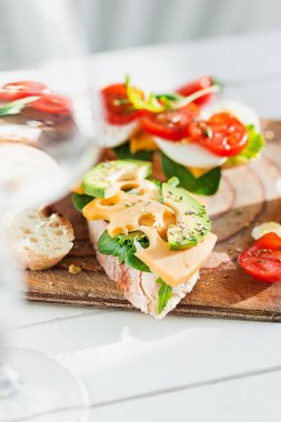 Tahta arka plandaki baget ve peynir.