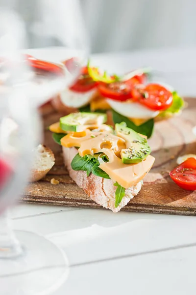 La baguette e il formaggio su fondo di legno — Foto Stock