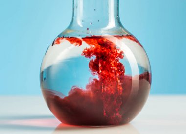Laboratuvar cam ve kırmızı sıvı içinde beyaz