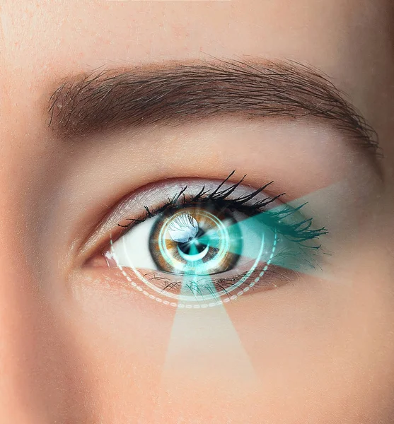Концептуальный образ цифрового глаза молодой женщины — стоковое фото
