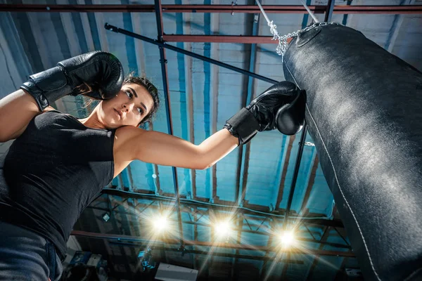 El entrenamiento de boxeadora femenina en el gimnasio —  Fotos de Stock