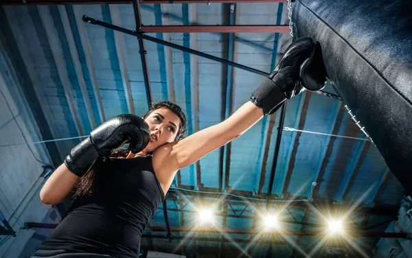 De vrouwelijke bokser die traint op sportschool — Stockfoto