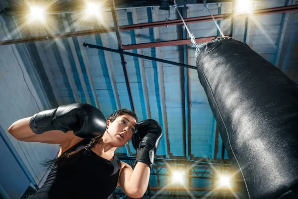 El entrenamiento de boxeadora femenina en el gimnasio — Foto de Stock