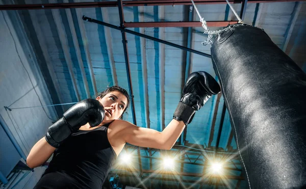 El entrenamiento de boxeadora femenina en el gimnasio —  Fotos de Stock