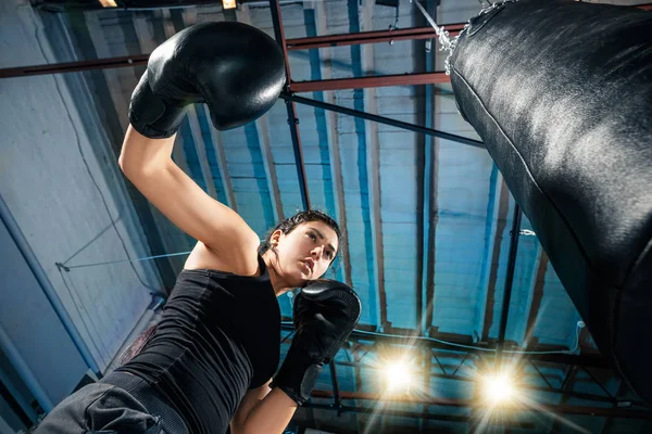 De vrouwelijke bokser die traint op sportschool — Stockfoto