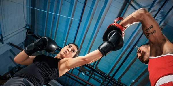 El boxeador femenino y afroamericano boxeador masculino . —  Fotos de Stock