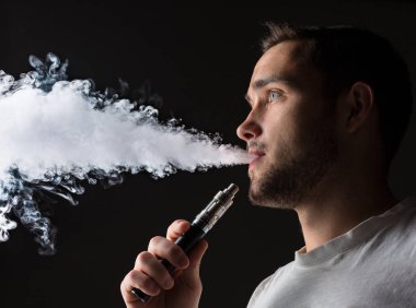Vaping genç adamın yüzünü