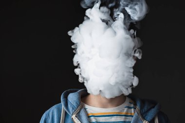 Vaping genç adamın yüzünü