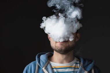 Vaping genç adamın yüzünü