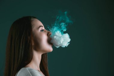 Siyah stüdyo vaping genç kadın yüzü