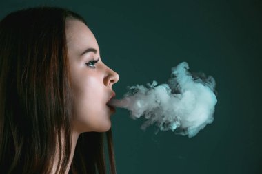 Siyah stüdyo vaping genç kadın yüzü