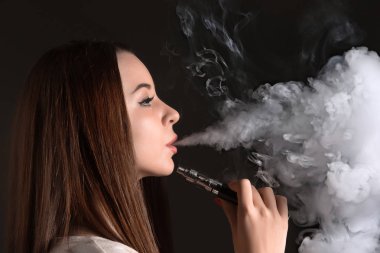 Siyah stüdyo vaping genç kadın yüzü