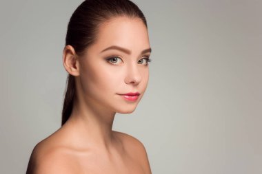 Güzel bir kadın yüzü portre mavi kapat