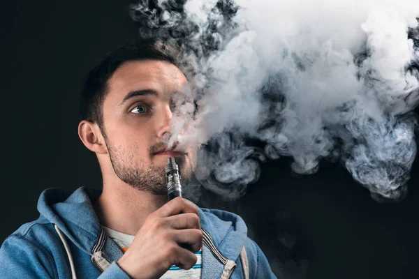 O rosto de um jovem vaporizado — Fotografia de Stock