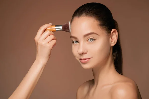 Bellissimi occhi femminili con trucco e pennello — Foto Stock