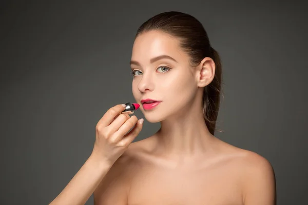 Belle labbra femminili con trucco e pennello — Foto Stock