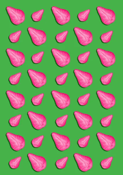 Motif coloré de moitiés de fraise sur un fond vert . — Photo