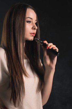 Siyah stüdyo vaping genç kadın yüzü