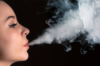 Siyah stüdyo vaping genç kadın yüzü