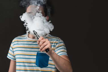 Vaping genç adamın yüzünü