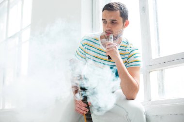Vaping genç adamın yüzünü