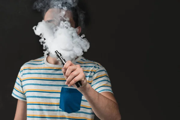 Fața tânărului vaping — Fotografie, imagine de stoc