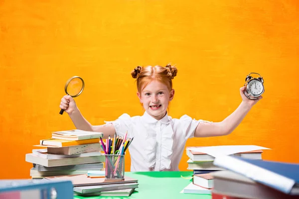 Adolescente chica con un montón de libros —  Fotos de Stock