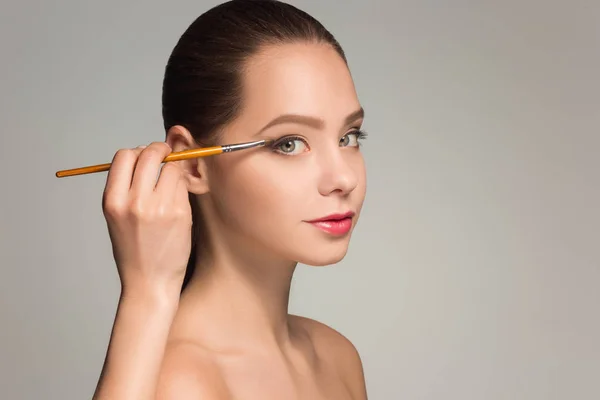Lindos olhos femininos com maquiagem e escova — Fotografia de Stock