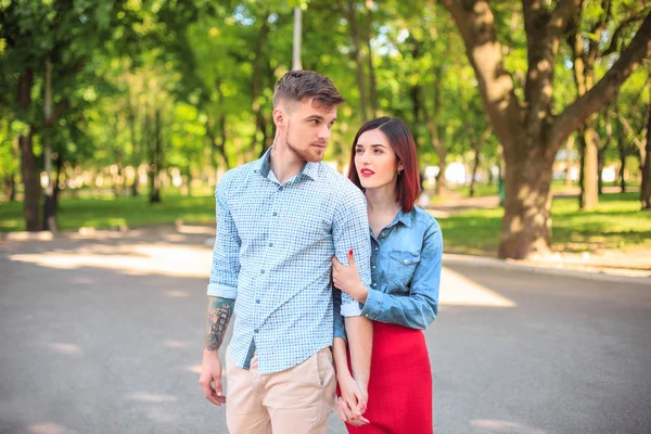 Gelukkig jong koppel in park permanent en lachen op de zonnige dag — Stockfoto