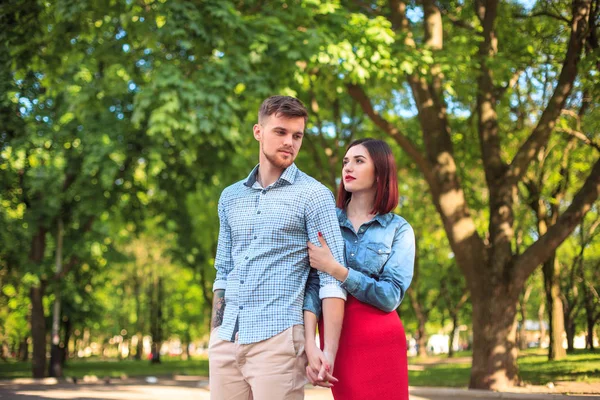 Gelukkig jong koppel in park permanent en lachen op de zonnige dag — Stockfoto