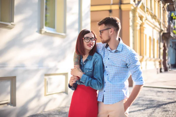 Mutlu genç çift ayakta Street City ve parlak güneşli günde gülüyor — Stok fotoğraf