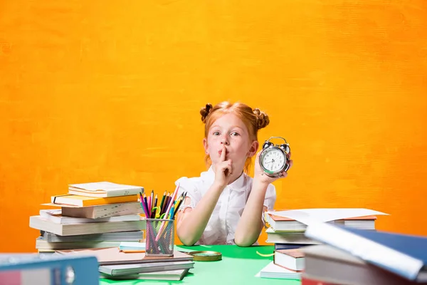 Adolescente chica con un montón de libros —  Fotos de Stock